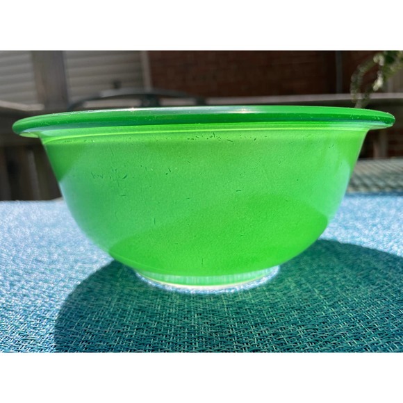 Pyrex Vintage Kelly Green Glass bottom 7" - Picture 2 of 4